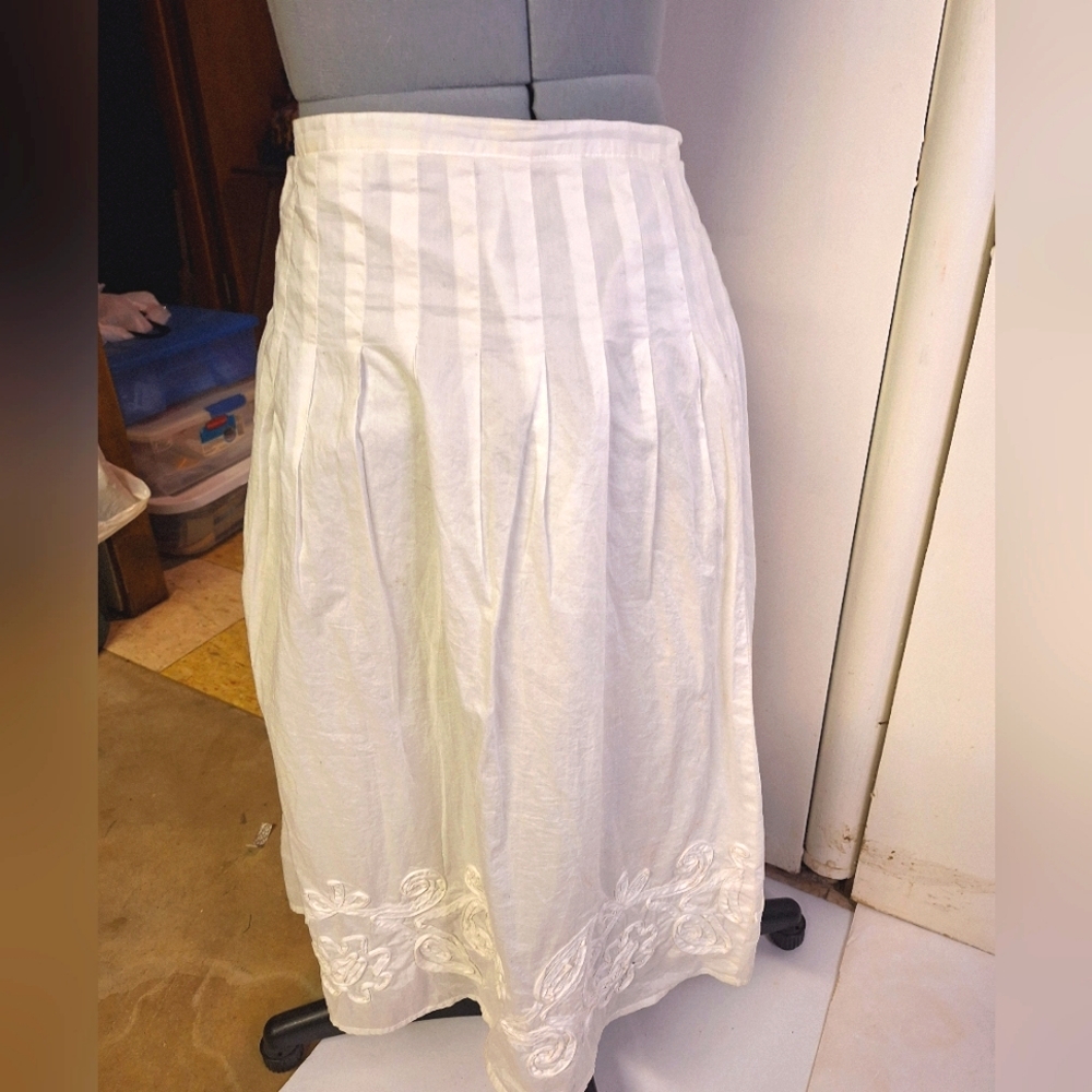 CharterClub, Off White Cruell Like Embellishment Skirt.        Size 12